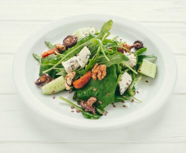 Salad with blue cheese, nuts and apricots