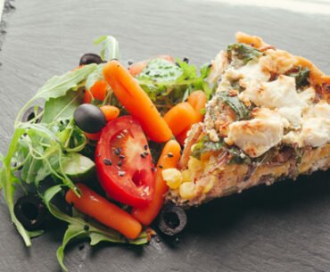 Salmon and squid pie with vegetable salad