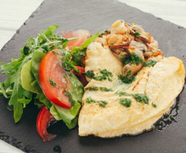 Omelet with salsa from tomatoes and mussels